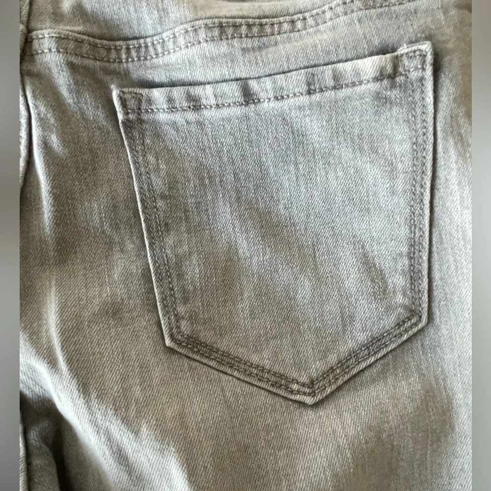 🩶👖Old Navy Boyfriend straight leg in light gray. Size 10.  Nice distressing! - Picture 7 of 8